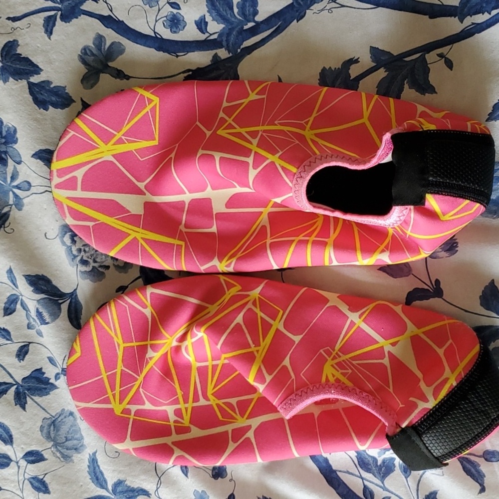 CURATED BY RUA'H KIBRIYA: Unknown Maker Chlorine-Resistant Pool Slippers